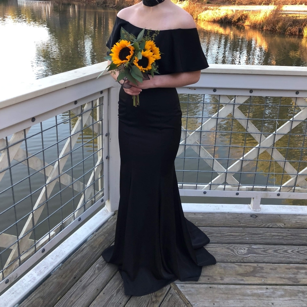 ABSOLUTELY BEAUTIFUL BLACK DRESS!